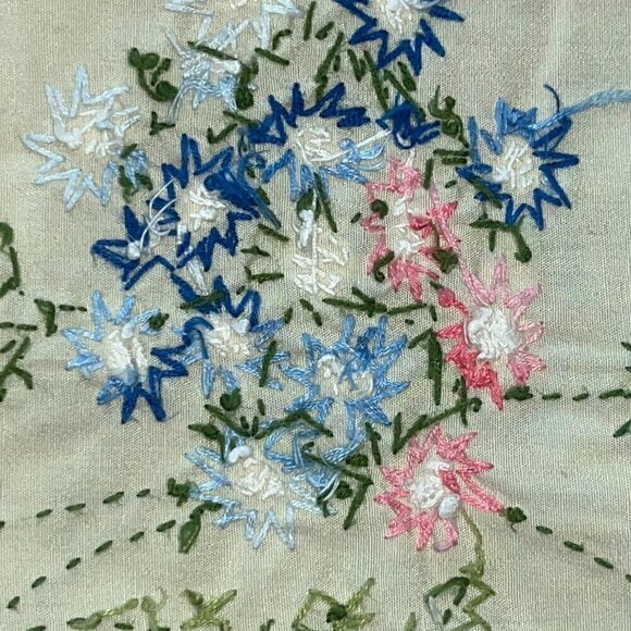 Hand Embroidered Scalloped Edge XL 57" X 100" Tablecloth Floral Pattern Linens - Picture 13 of 16